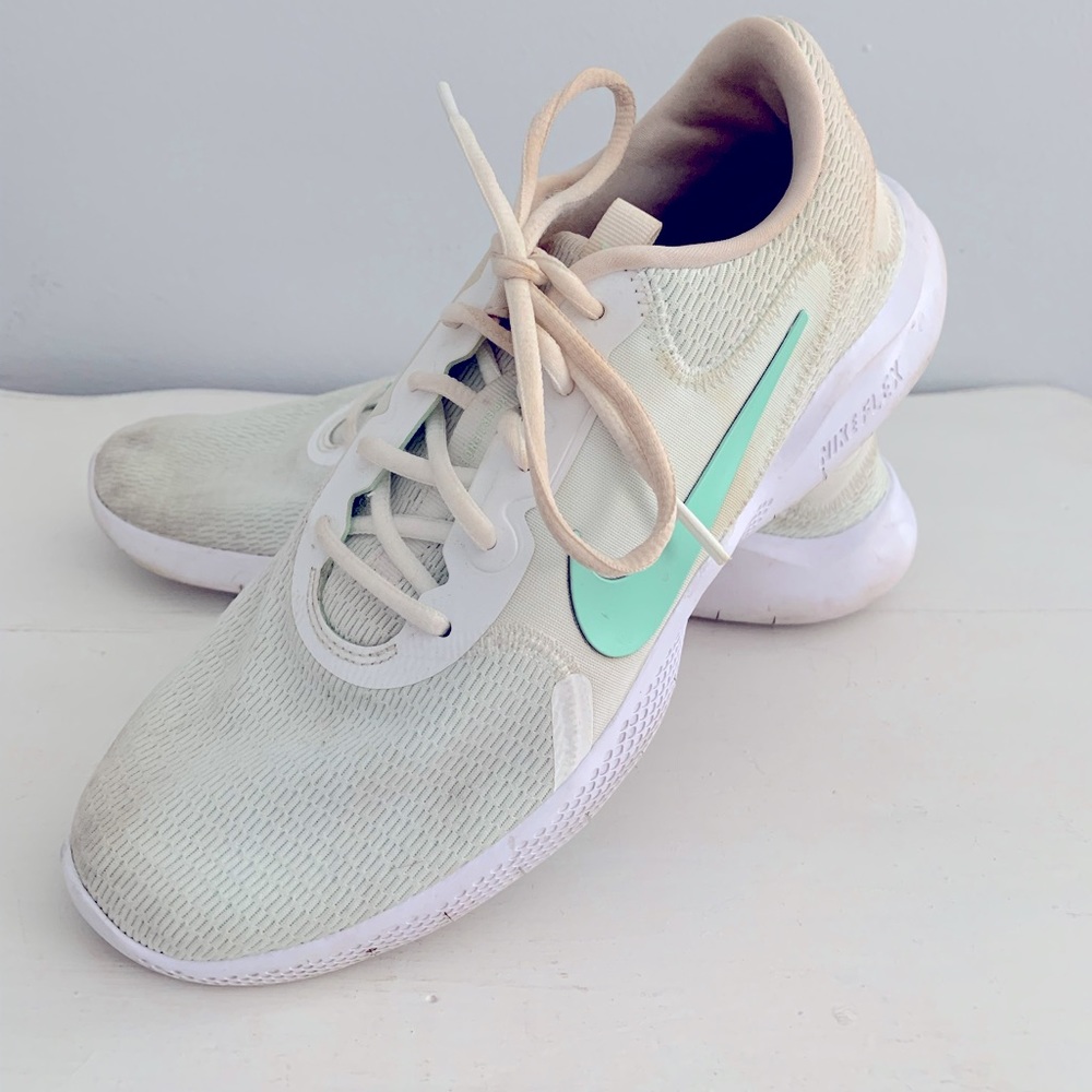 🌸Women’s Nike Running Shoes - Picture 2 of 5